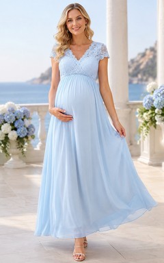 Umstandskleid in Himmelblau mit V-Ausschnitt, Empire-Schnitt und Spitzenärmeln, elegant und formell.