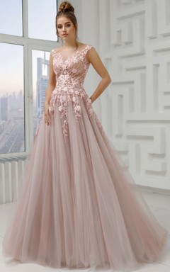 Vestido de fiesta de tul plisado con escote redondo y cap ilusión, con apliques.