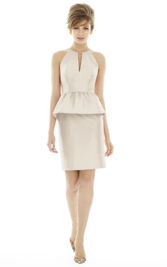 Vestido ajustado sin mangas de satén con peplum