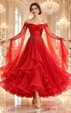 Robe de bal rouge en mousseline à volants, épaules dénudées et manches drapées.