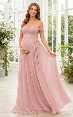 Vestido formal de gasa con escote imperio, hombros descubiertos y corpiño de encaje rosa rubor para embarazadas.