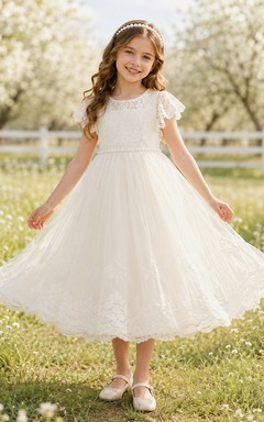 Robe de communion en tulle à manches courtes et dentelle bateau, bandeau de perles et dentelle perlée, avec bandeau orné de perles.