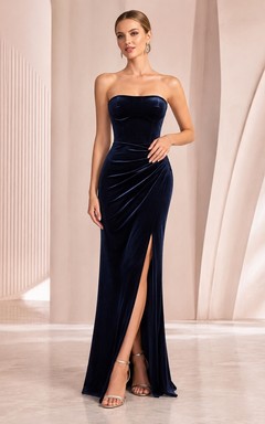 Robe de soirée fourreau fendue, bustier cœur, en velours bleu marine foncé