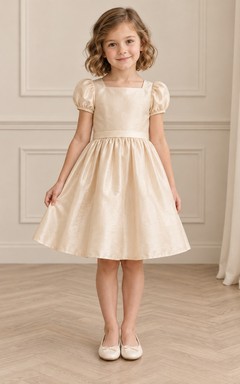 Robe de demoiselle d'honneur couleur champagne vintage, longueur genou, col montant carré, petites manches bouffantes, poignets froncés, fine ceinture crème, jupe ample en taffetas texturé à fronces fines, fermeture boutonnée au dos
