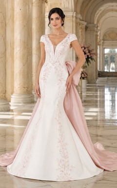 Robe de mariée rose poudré à col V, manches courtes, dentelle, traîne et nœud papillon
