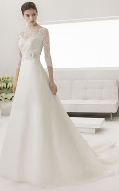 Vestido de corte A con escote barco, mangas ilusión 3-4 y detalle floral.