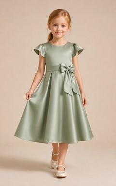 Vestido de niña de las flores, color verde salvia, corte en A, manga corta, cuello joya, largo midi, detalle de lazo.