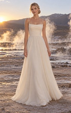 Sencillo vestido de novia color champán de corte A con tirantes finos y corpiño fruncido.