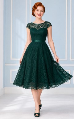 Vestido de cóctel vintage verde oscuro de encaje con mangas cortas, corte en A, cuello festoneado y largo hasta la rodilla.