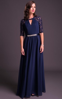 Vestido de fiesta largo hasta el suelo, de gasa, con escote redondo, mangas tres cuartos, apliques, joyas en la cintura y lazo.