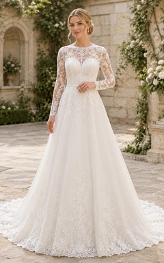 Robe de mariée en dentelle et tulle, coupe trapèze, col rond, manches longues et traîne chapelle.