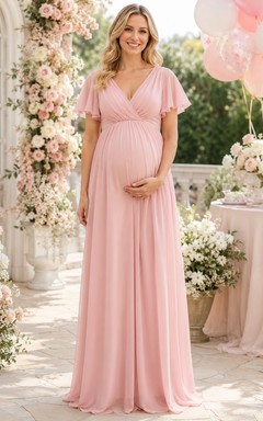 Vestido de jardín largo de gasa de corte imperio con escote en V y mangas con volantes en color rosa rubor para embarazadas.