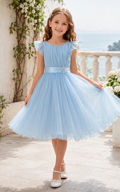 Robe de demoiselle d'honneur moderne, longueur thé, coupe trapèze, bleu ciel, tulle, perles, volants, col rond, en tulle, ornée de perles.