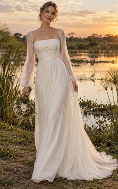 Brautkleid aus Baumwollvoile mit eckigem Ausschnitt, langen Ärmeln, Raffungen und drapiertem Etuirock