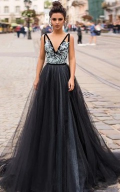 Vestido de fiesta informal de corte A con escote en V, tul, largo hasta el suelo, sin mangas y con apliques.