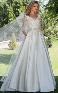 Robe de mariée modeste en satin, coupe trapèze, col en V, manches 3-4, ornée d'appliqués