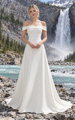 Schlichtes schulterfreies Brautkleid aus Crêpe mit gefaltetem Ausschnitt und fließendem A-Linien-Rock