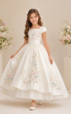 Vestido de comunión de primavera con escote cuadrado, mangas cortas y estampado floral, corte asimétrico.