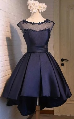 Robe de bal en satin à manches courtes asymétriques et coupe bateau, dos lacé