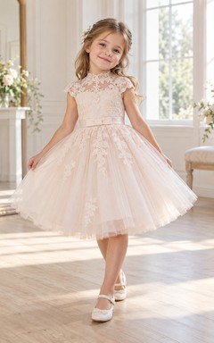 Vestido de niña de flores de corte A con cuello alto, largo hasta la rodilla, estampado floral en color rosa empolvado, tul y mangas cortas con apliques.