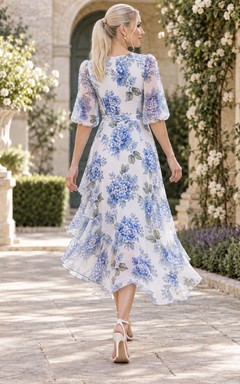 Vestido de invitada largo hasta el suelo, sin tirantes, con estampado de hortensias azul cielo y corte en A.