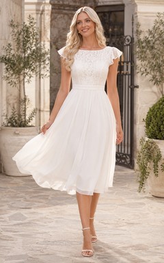 Vestido de novia de encaje de corte A, estilo civil modesto, con mangas cortas y largo hasta la rodilla.