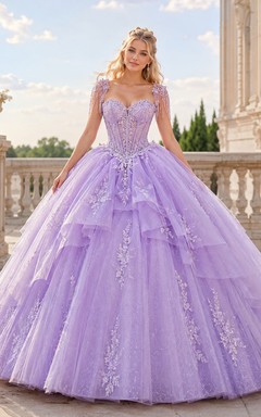 Vestido de princesa de quinceañera de lujo color lila con mangas cortas, flecos de cristal y capas.