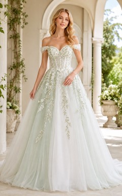 Celadonfarbenes, botanisches Brautkleid, schulterfrei, ärmellos, mit Kapellenschleppe, romantisch-elegant