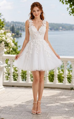 Robe de mariée mini en tulle à col en V et coupe trapèze, ornée de bretelles à appliqués floraux