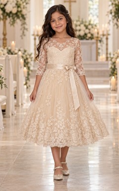 Vestido de niña de flores de corte A con encaje, estampado floral color champán, manga tres cuartos y fajín, hasta la rodilla.