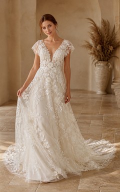 Romantisches A-Linien-Brautkleid mit kurzen Ärmeln, V-Ausschnitt, floraler Spitze und Kapellen-Detail