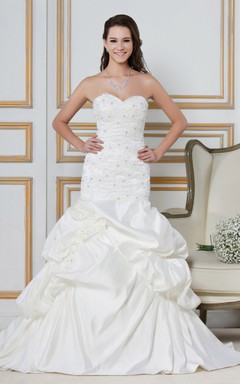 Elegantes, herzförmiges, appliziertes Kleid mit Raffung, Schmucksteinen und Korsettrücken