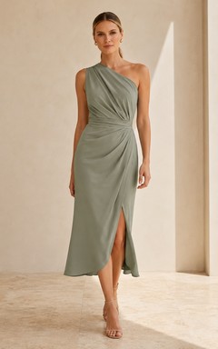Vestido de gasa sin mangas de un solo hombro, largo hasta la rodilla, color verde salvia, con abertura frontal.