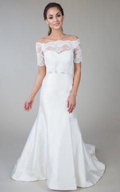 Vestido de novia de satén y encaje con mangas cortas y escote Bardot.