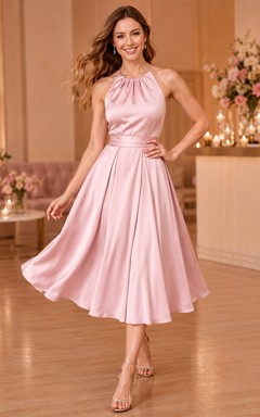 Robe de mariée rose poudré en satin plissé, dos nu, longueur thé, à bretelles licou.
