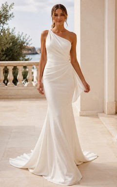 Vestido de novia sencillo, largo hasta el suelo, sin mangas, de corte sirena/trompeta, formal, con un solo hombro.