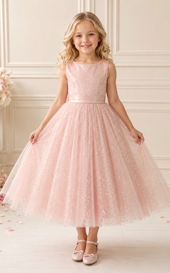 Adorable robe de demoiselle d'honneur mi-longue en tulle à paillettes rose poudré sans manches, idéale pour une garden-party.