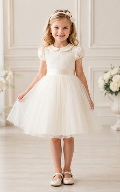 Élégante robe de demoiselle d'honneur vintage de princesse, longueur thé, coupe trapèze, en tulle et dentelle, manches courtes.