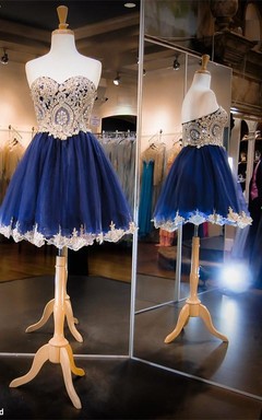 Luxuriöses, ärmelloses, kurzes Homecoming-Kleid mit Herzausschnitt und Kristallapplikationen