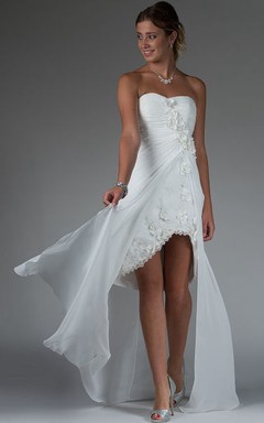 Süßes, asymmetrisches Brautmutterkleid mit Blumenmuster und langem, geschlitztem Chiffonrock