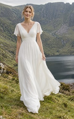 Vestido de novia sencillo de gasa con escote en V, corte en A, mangas cortas y cola fruncida.