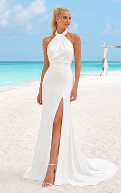 Robe de mariée de plage en satin fourreau à col montant et dos nu, fendue sur le devant et traîne courte