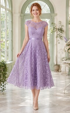 Lavendelfarbenes Vintage-Cocktailkleid mit kurzen Ärmeln, Muschelsaum und Spitze in A-Linie und Teelänge