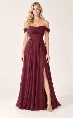 Elegante vestido de dama de honor largo hasta el suelo, de gasa color burdeos, con hombros descubiertos y manga corta.