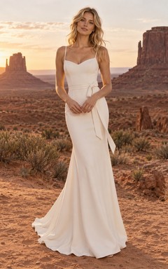 Vestido de novia sencillo de tirantes finos, escote corazón, sin mangas, con fajín y largo hasta el suelo, de crepé elástico.