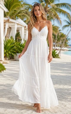 Vestido de novia de corte A con tirantes finos y volantes, estilo bohemio, ideal para resorts.