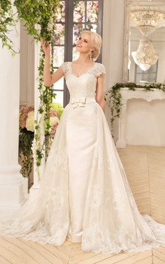 Robe longue en satin dentelle, coupe trapèze, col en V, manches courtes, dos corset, ornée d'appliques et d'un nœud.