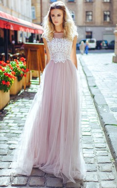 Robe trapèze à manches courtes bateau, plissée en tulle, ornée d'appliques et d'un décolleté en V dans le dos.