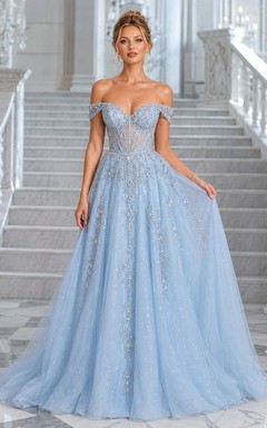 Robe de bal bleu ciel en tulle à épaules dénudées, corsage à bretelles et application scintillante