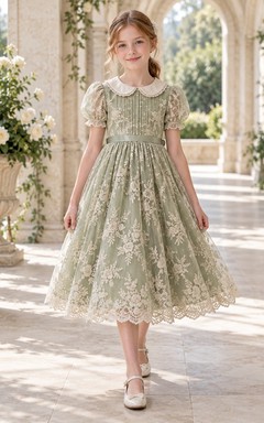Vestido de niña de flores vintage de corte A con encaje, cuello Peter Pan, cuello floral verde salvia y largo hasta la rodilla.